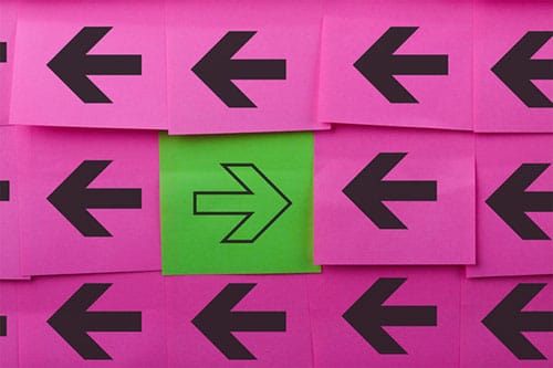 Breaking the cycle of depression - online course - pink posted note arrow display, with one green arrow facing the opposite direction